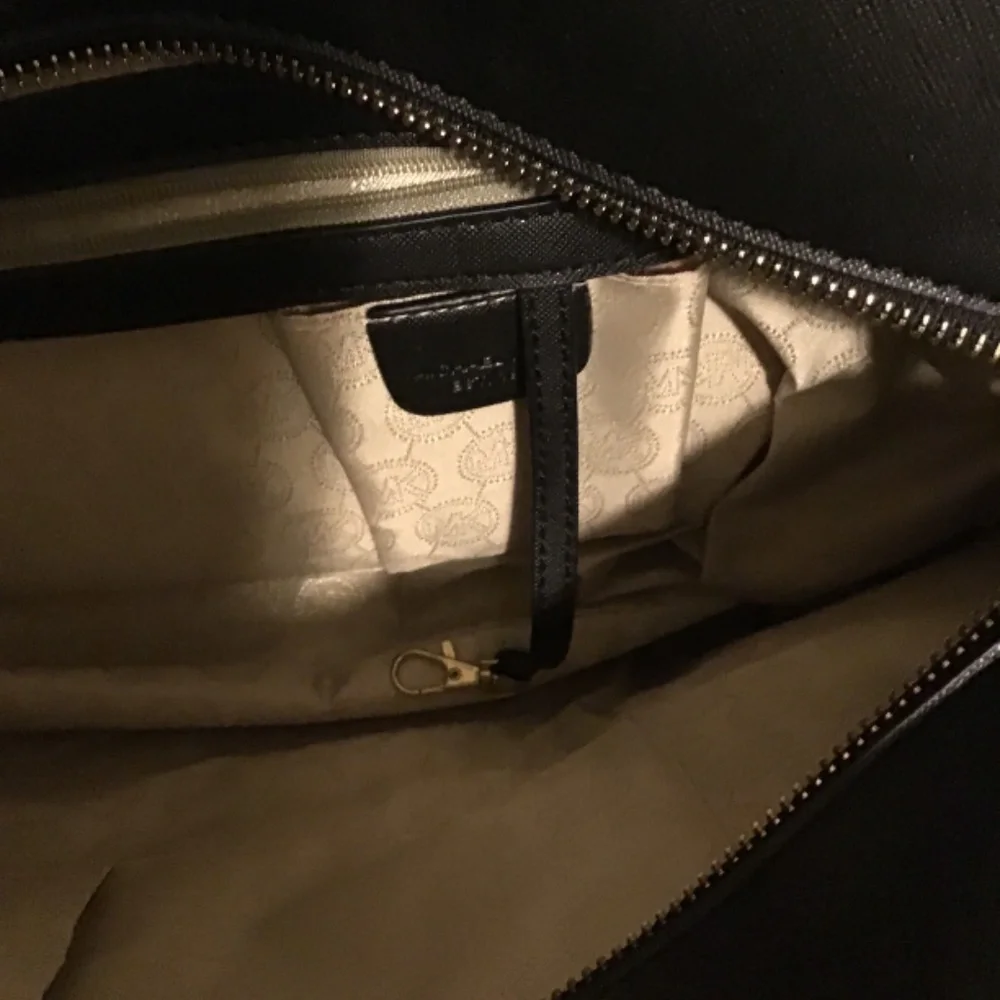 🔥SALE! NWT, MICHAEL KORS, JET SEY CHARM, SHOULDER BAG, AND WALLET🔥🔥 - Picture 4 of 6